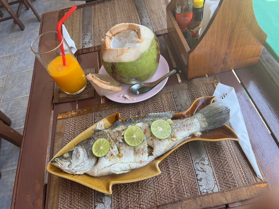 Thailand - Karon - Mittagessen - Kokosnuss, Mangosmoothie und Fisch 🥥🐟🥭