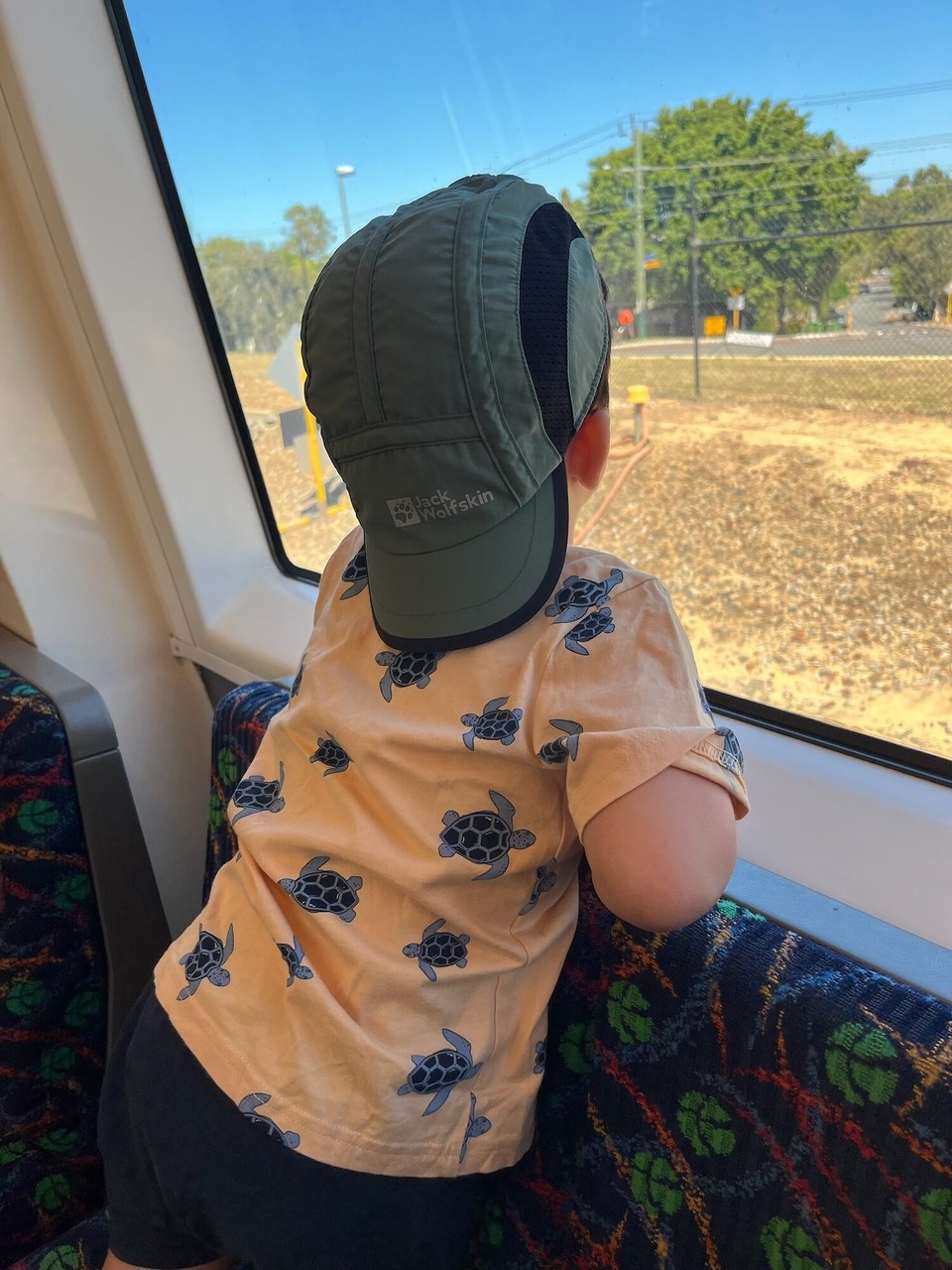 Australien - Cottesloe - Nachdem es gestern noch bewölkt war, hatten wir heute strahlenden Sonnenschein und sind daher mit dem Zug (laut Elias ist es eine Straßenbahn)…