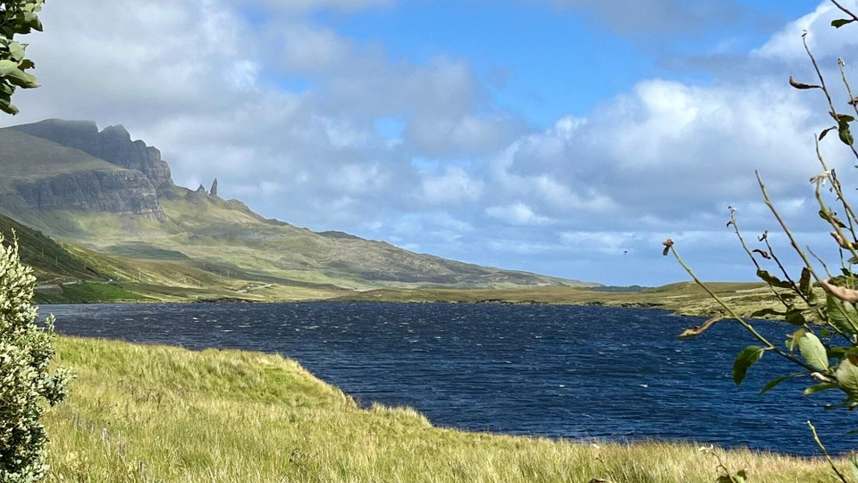 United Kingdom - The Storr - Au loin on distingue l’aiguille rocheuse « Old man of Storr »