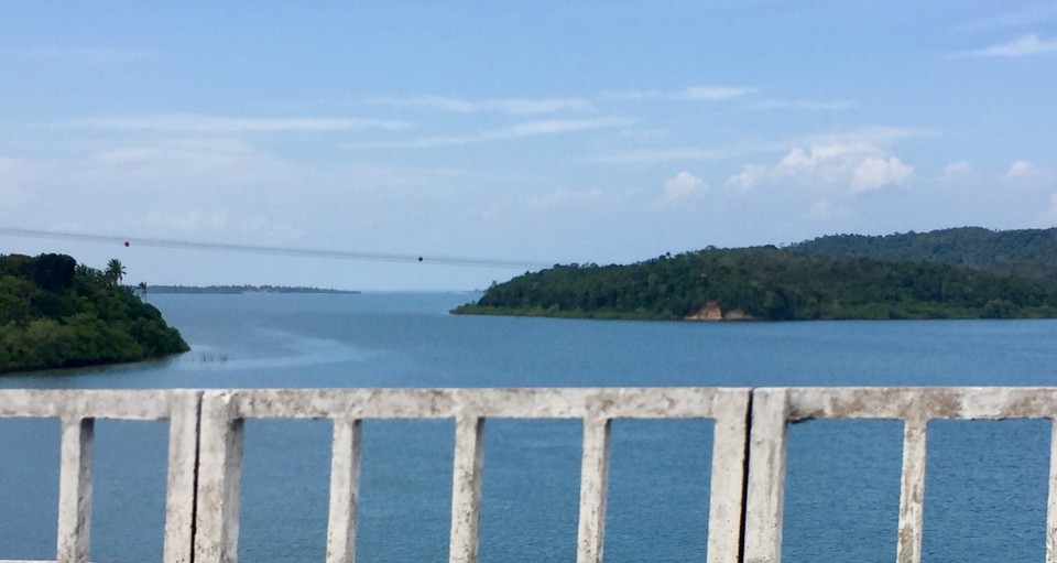 Brasilien - Cairu - Die Brücke zur Insel mit der Fährstation in der Allerheiligenbucht