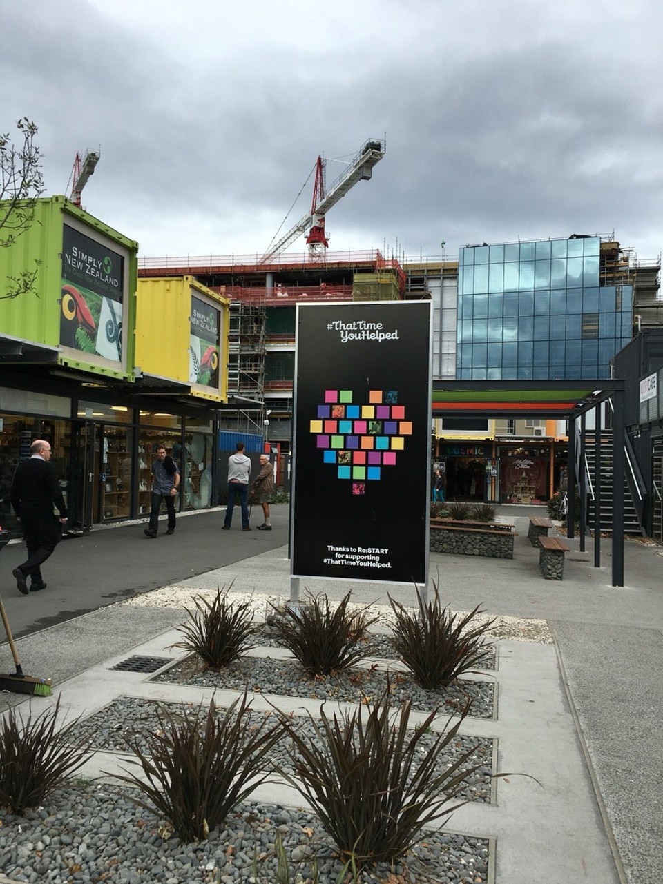 New Zealand - Christchurch - Also das ist eines dee Projekte die nach dem Erdbeben entstanden ist - RE:Start ist ein kleines Container Einkaufszentrum 