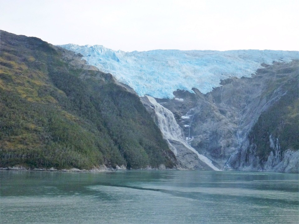 Chile - Cabo de Hornos - Der tosende Wasserfall führt das Wasser vom Gletscher ab. 