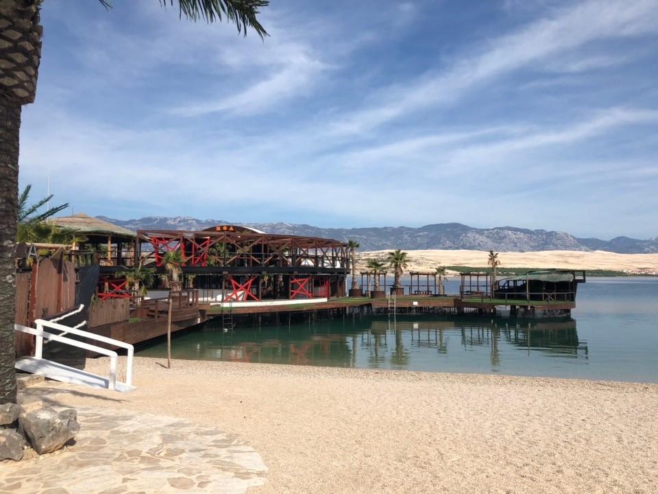 Kroatien - Zadar - Leere Open Air Clubs. Ab und zu hört man paar Hammerschläge weil jemand noch was am reparieren ist.