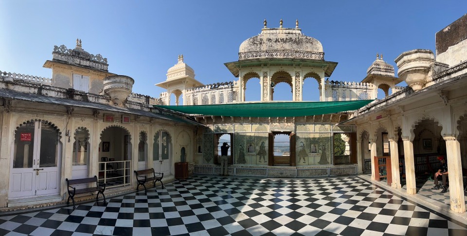 Indien - Udaipur - Das innere ist schlicht und mit dem Prunk des Wohnsitzes vom Maharadscha von Jaipur kaum zu vergleichen.