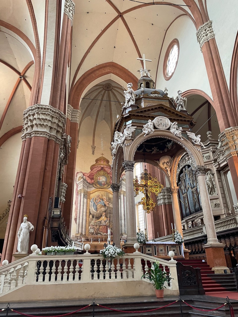 Italien - Bologna - Rechts ist die älteste noch spielbare Orgel der Welt zu sehen