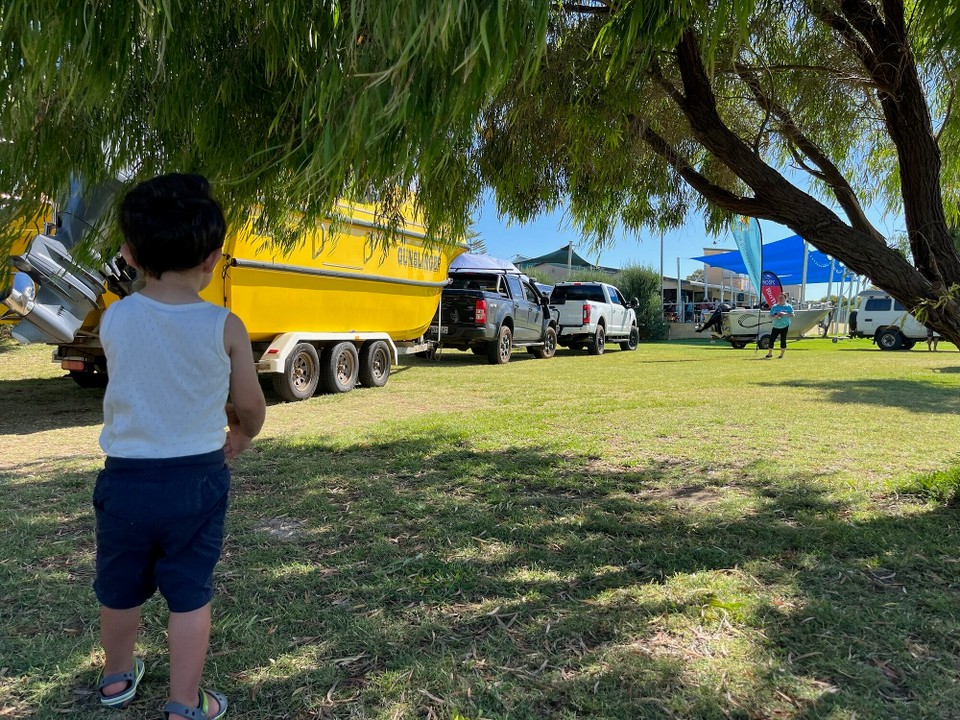 Australien - Busselton - Im direkt angrenzenden Park war eine Anglerveranstaltubg und es ist ein Boot nach dem anderen vorbeigefahren. Sehr zur Freude von Elias.