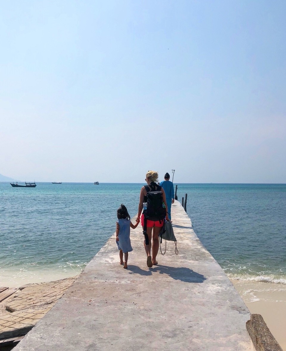 Kambodscha -  - Die Kleine begleitete uns zum Bootspier 😍