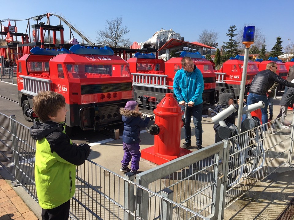 Dänemark - Billund - Familienwettkampf: Erst die Feuerwehr zum brennenden Haus fahren und dann schnell Löschen.