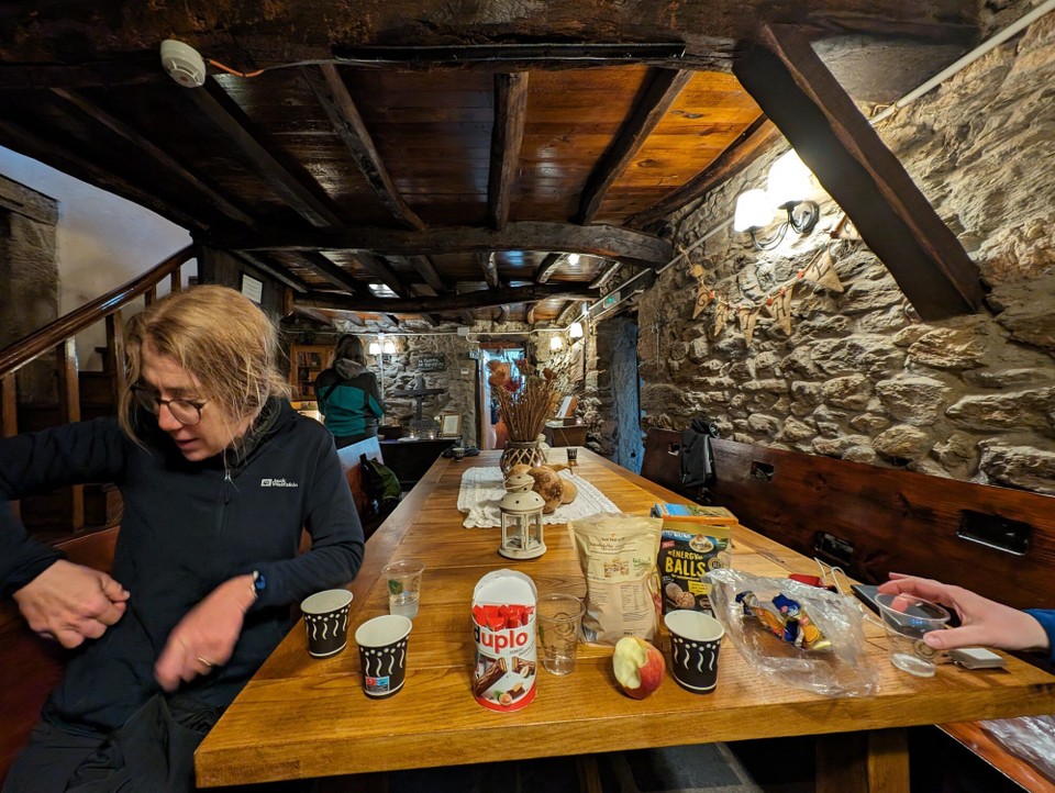 Spanien - Palas de Rei - Pilger sind in der urigen Hütte willkommen und für eine Spende gibt es Kaffee, Tee und Kekse.