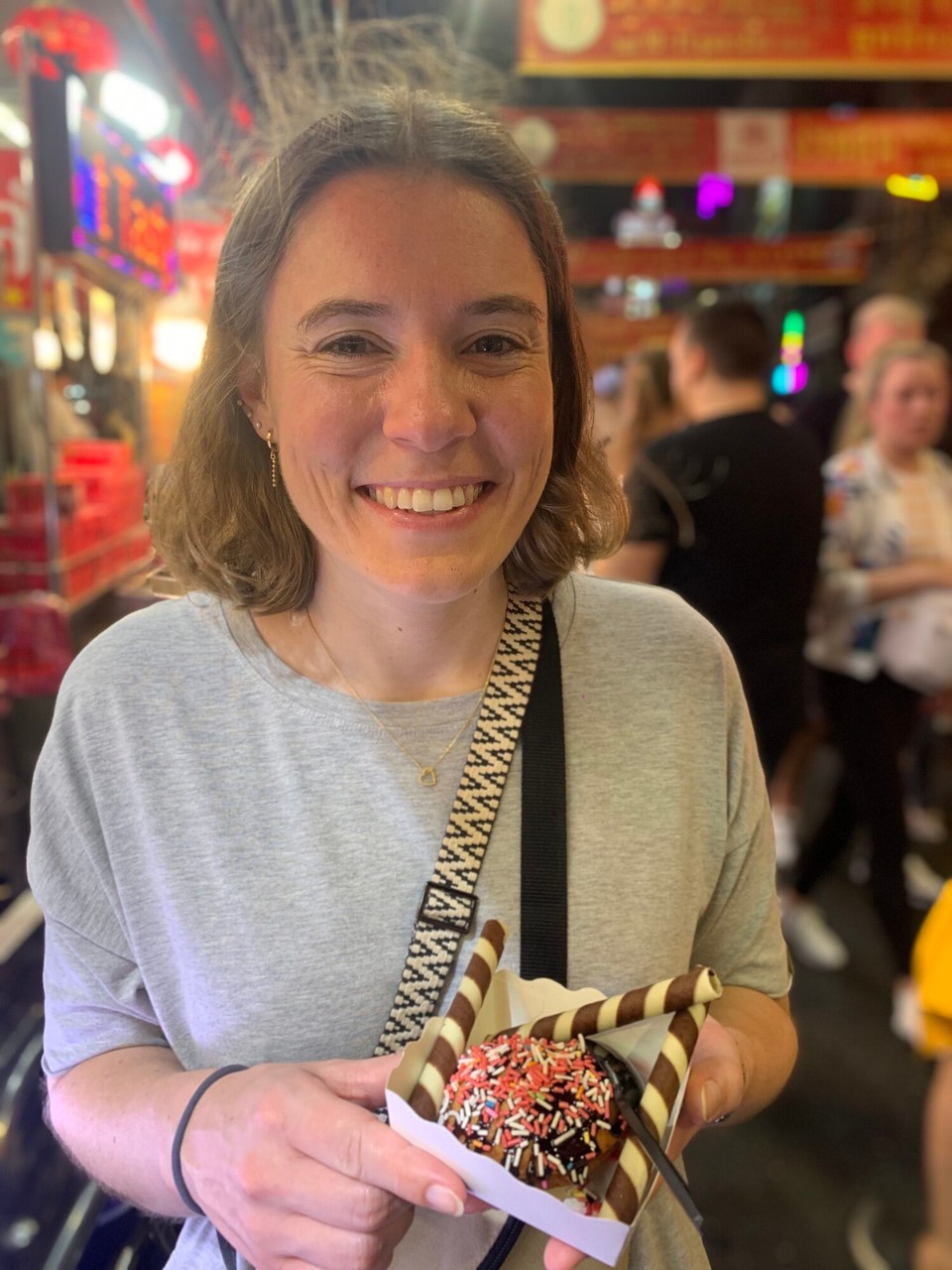 Thailand - Bangkok - Frittiertes Schoko-Eis mit Schokolade-Sauce, Streuseln und Waffel