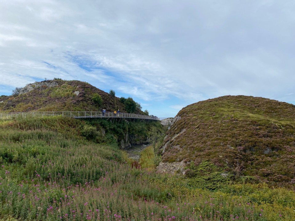 Norwegen - Averøy - Weiter geht es zur Atlantikbrücke. Dort gibt es kurz vorher einen Parkplatz und eine für Touristen gebauten Laufsteg von dem aus man die Brücke gut sehen kann. 
