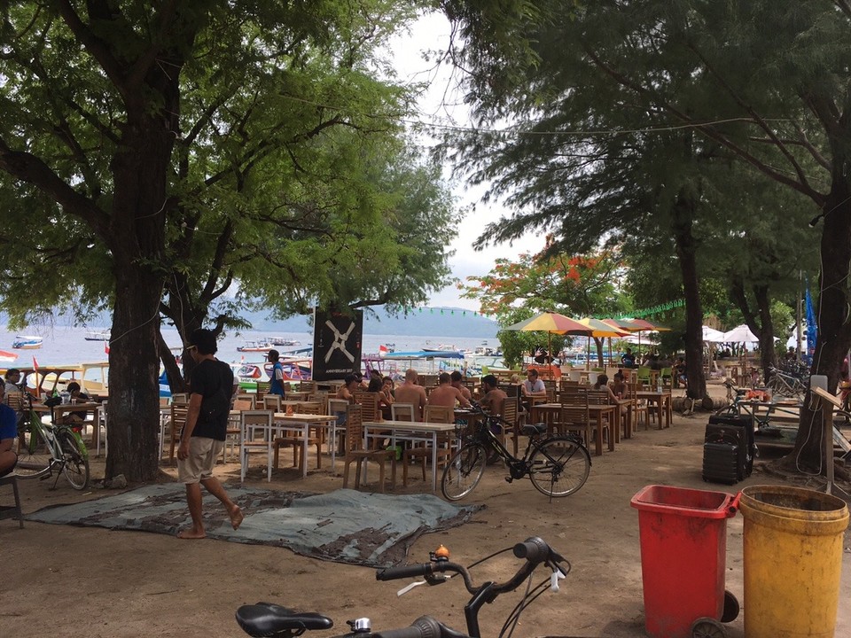 Indonesien - Lombok Utara - Wie gesagt, die Ostseite mit dem "Hafen", an dem alle Touristen ankommen, ist viel belebter und viel mehr auf Kommerz ausgelegt als "unser" Westen - wir sind auf der Rückfahrt immer wieder froh, dass wir hier mehr Ruhe haben