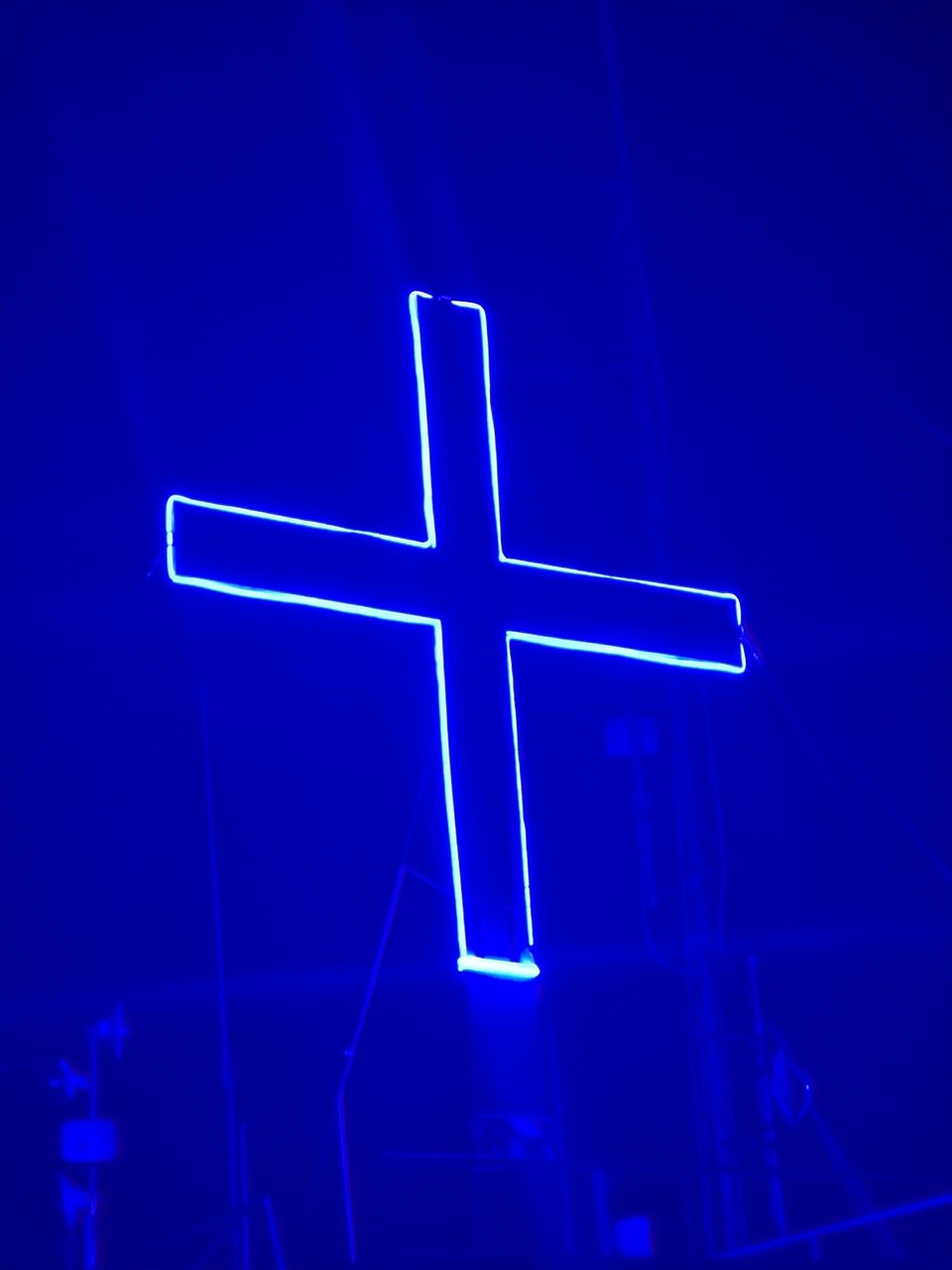 Griechenland - Nea Tiryntha - …das beleuchtete Kreuz neben der Kapelle auf dem „Gipfel“
