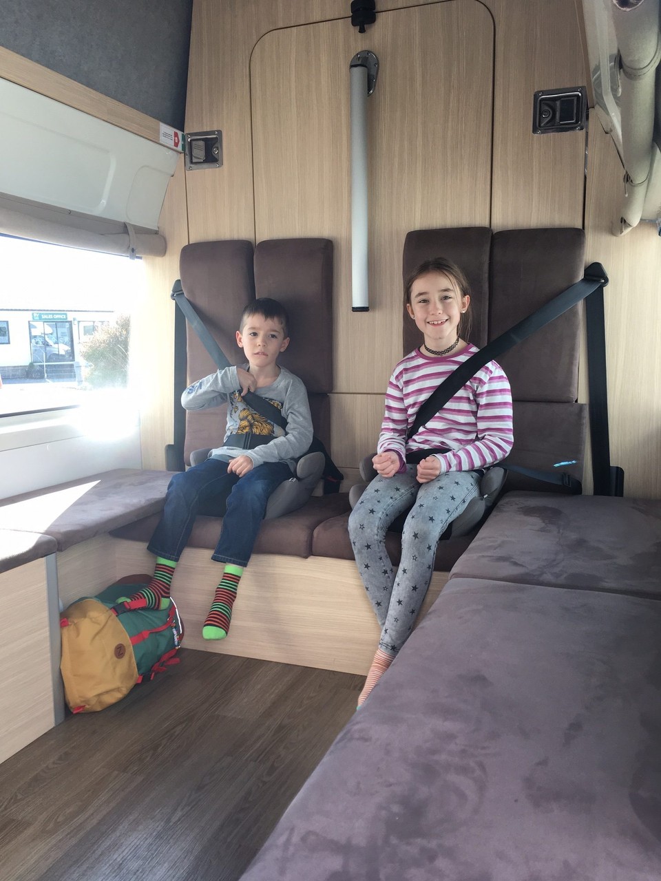 Neuseeland - Christchurch - Aus der Wand hinter Lara und Nicolas kann der Tisch und auch das Bett ausgeklappt werden.
Stauraum gibt es fast keinen ....
