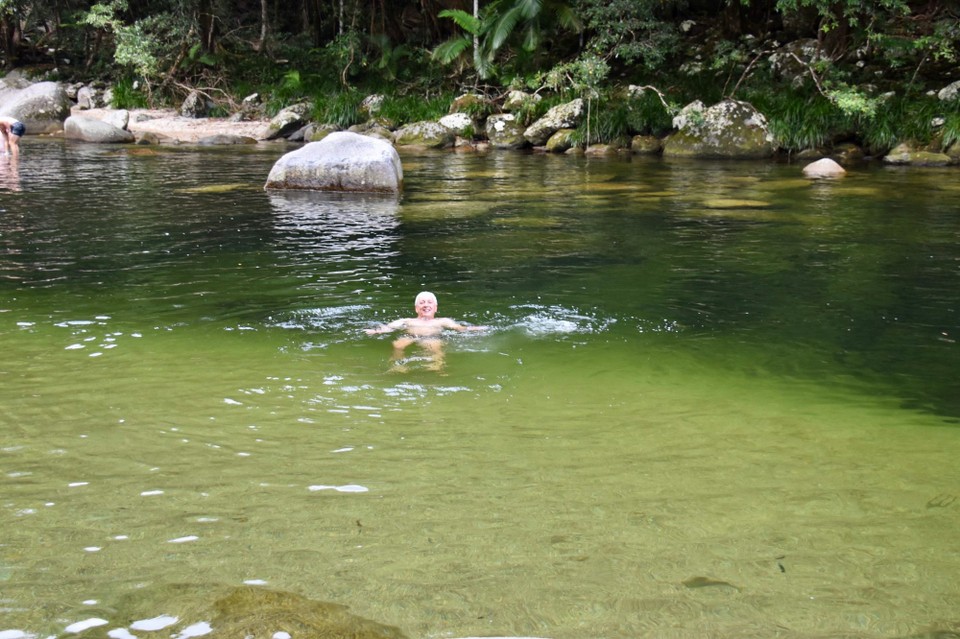 Australien - Mossman Gorge - Es ist ein Fluss der direkt aus dem Gebirge kommt, er war A… kalt.