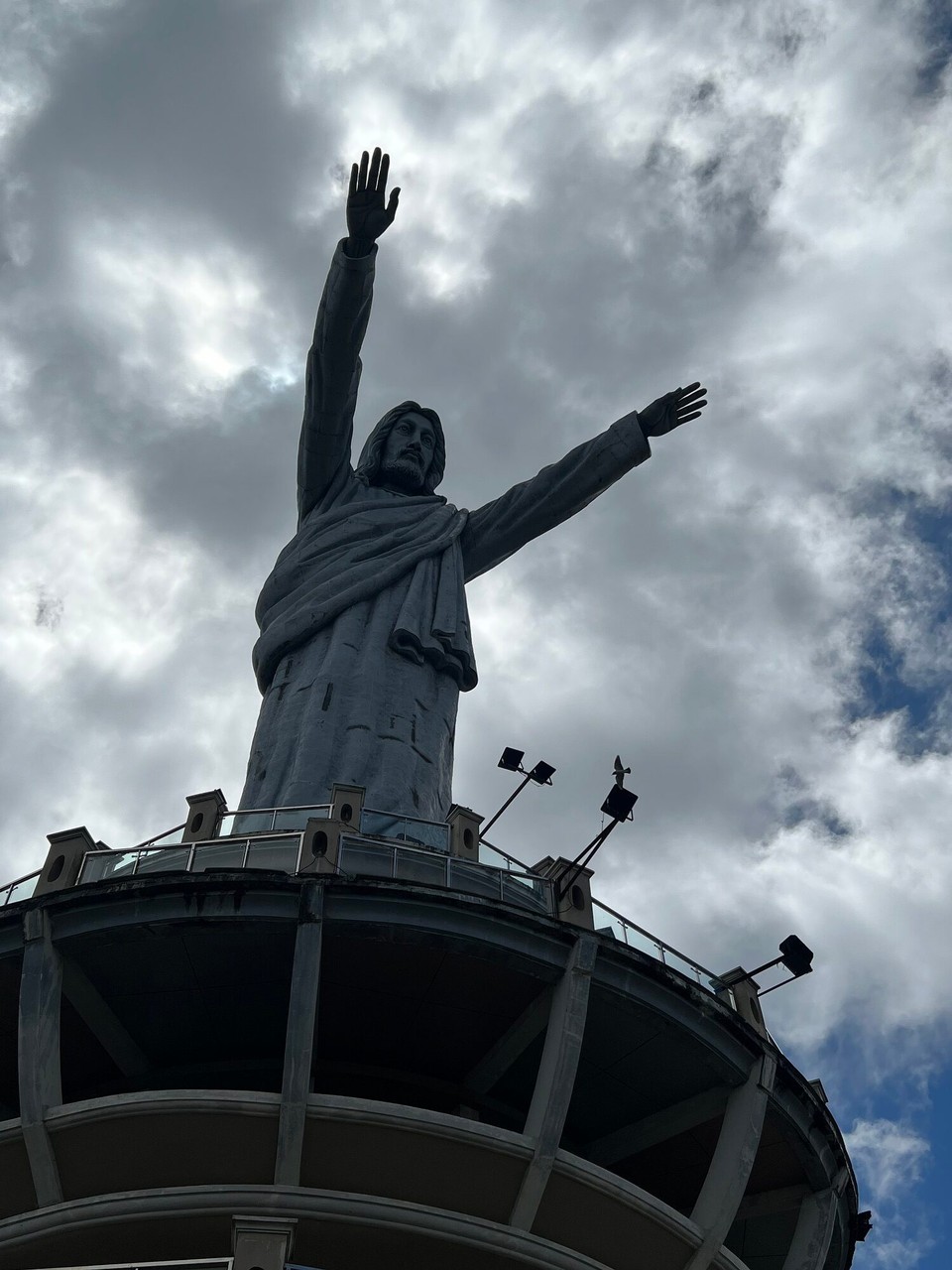 Indonesien - North Toraja Regency - Die auf 1790m höchst gelegene Jesus Statue der Welt und mit 40m auch größer als die Statue in Rio