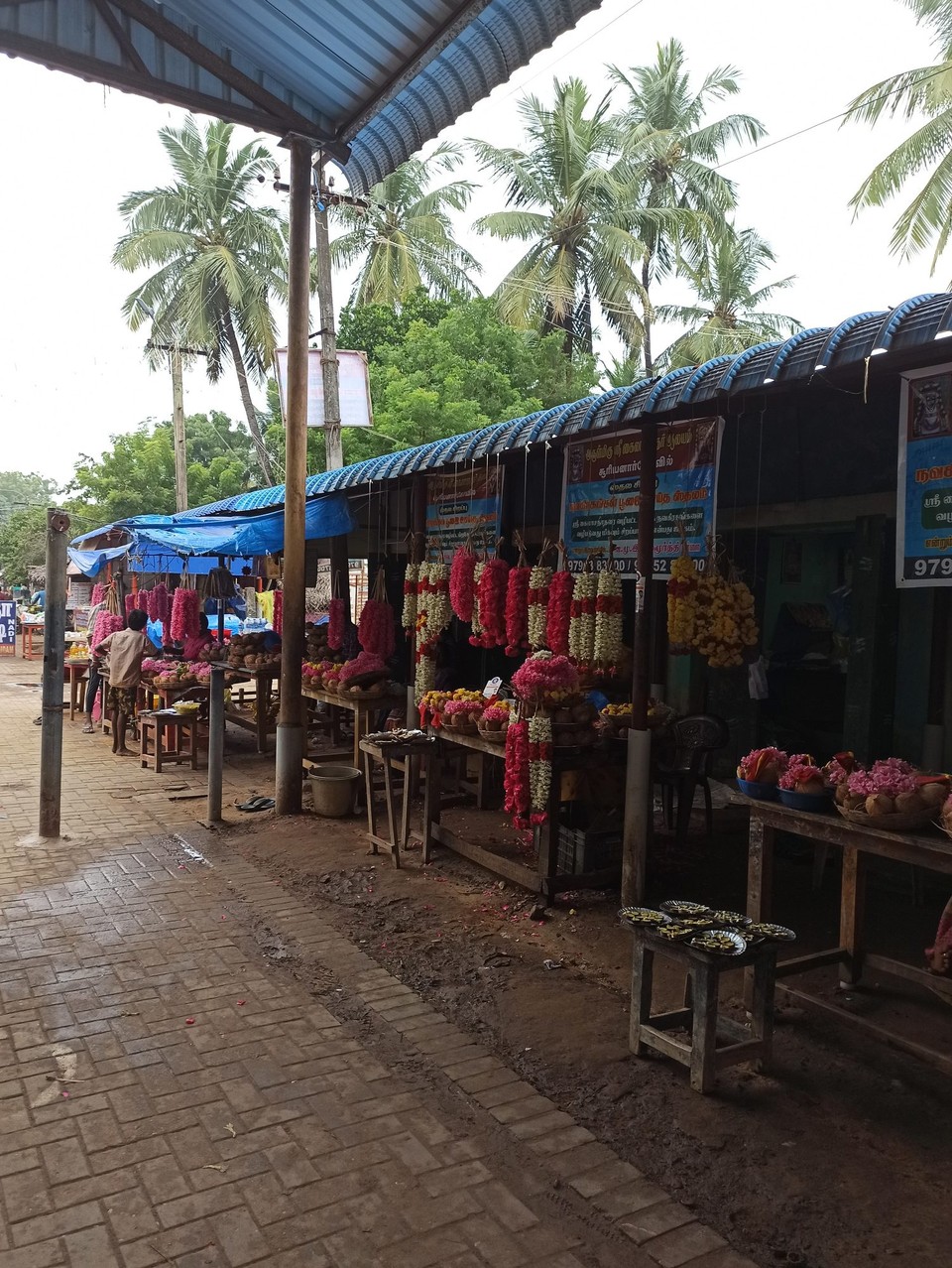 Indien - Kumbakonam - Hinduismus ist auch irgendwie nur money making. Kauf Opfergaben hier, ein paar Blumengkränze da, Öllampen für den Schrein zu Hause... Balas Oma und Mama haben ganz schön zugeschlagen 😅