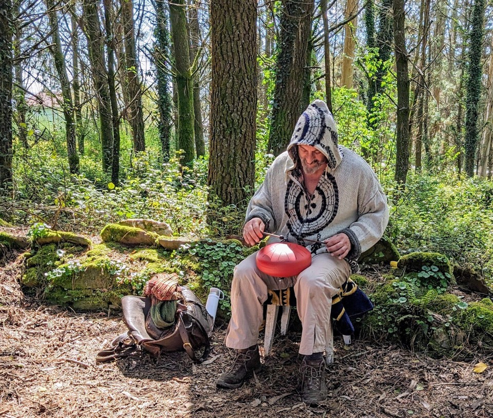 Spanien - Arzúa - Mitten im Wald erklingt eine Sonodrum. Sehr beruhigend und auf jeden Fall besser als der Dudelsackspieler am Dienstag.