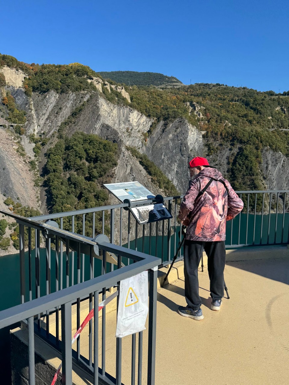 Frankreich - Saint-Martin-de-la-Cluze - Dieser Mann ist ein Gamsen-Fan,der sie mit seinem Fernglas aufspürt und dann Touristen zeigt.