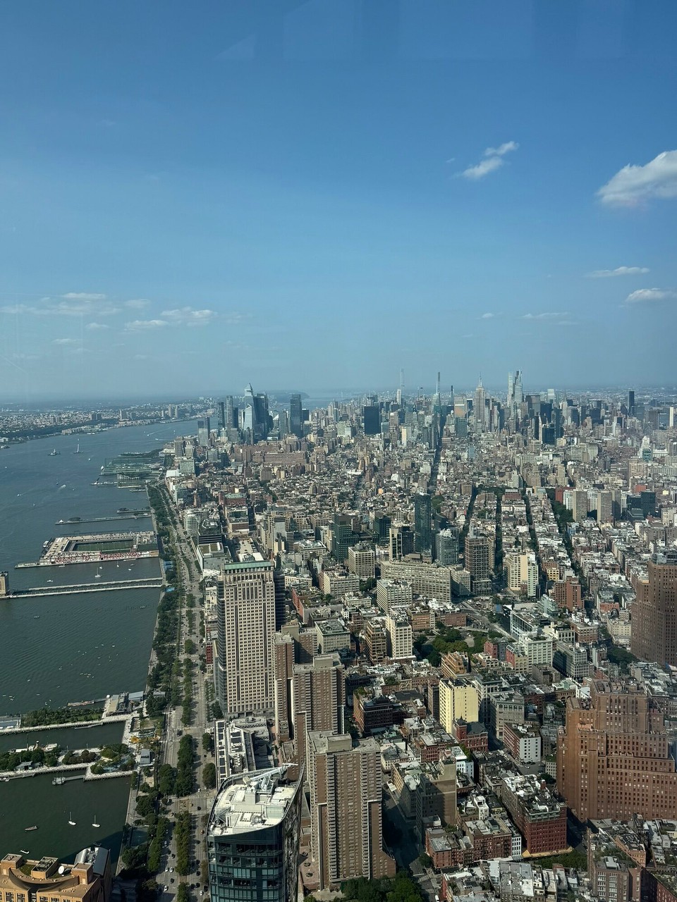 Vereinigte Staaten - New York - Blick über Manhatten und den Hudsonriver aus 540 m Höhe. Der Aufzug benötigt 47 Sekunden.