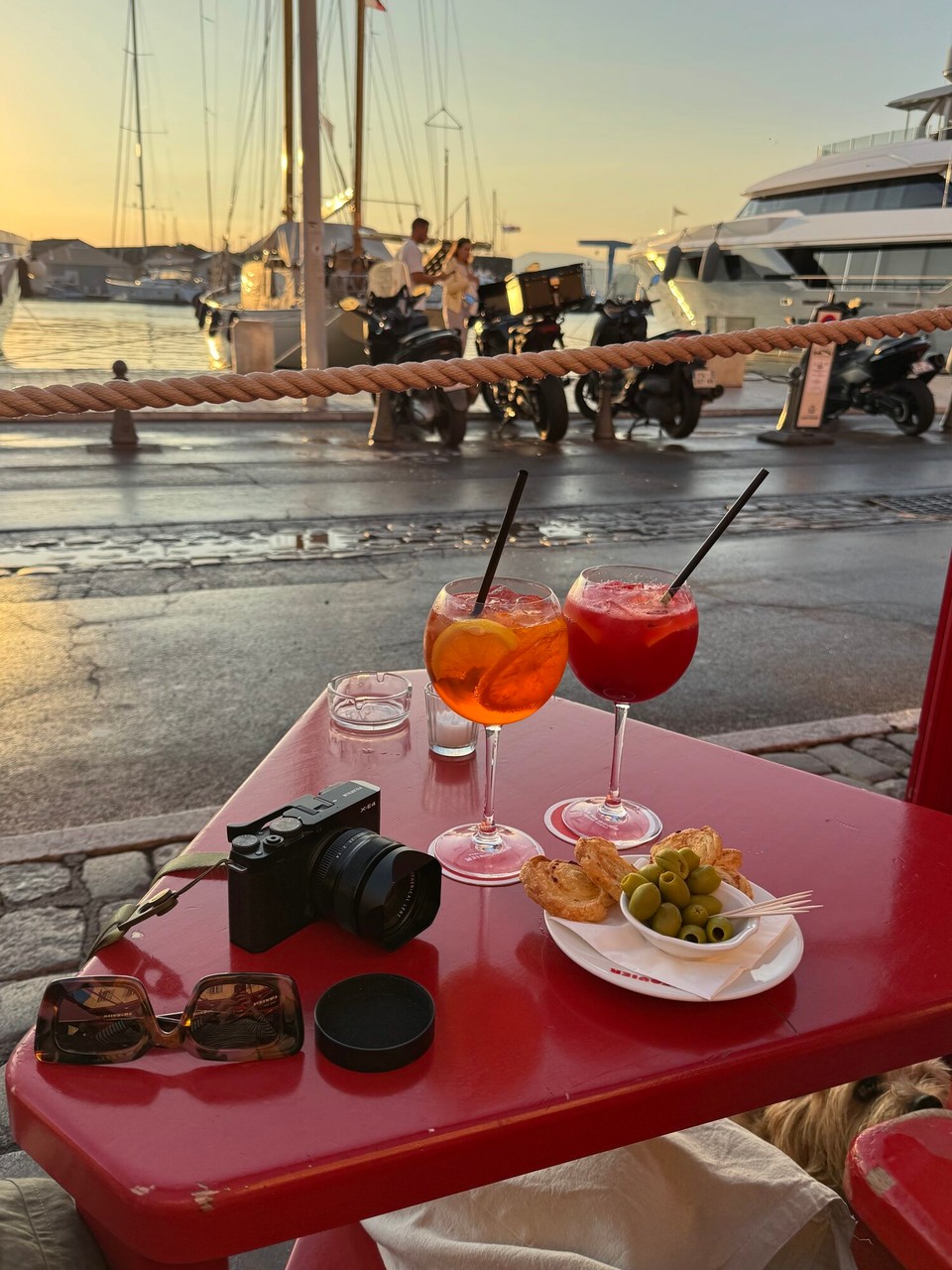 Frankreich - Saint-Tropez - Erst mal Schnaps. Hier stehen 46€ auf dem Tisch 😅 Aber sehr lecker und der Ausblick war fantastisch. 