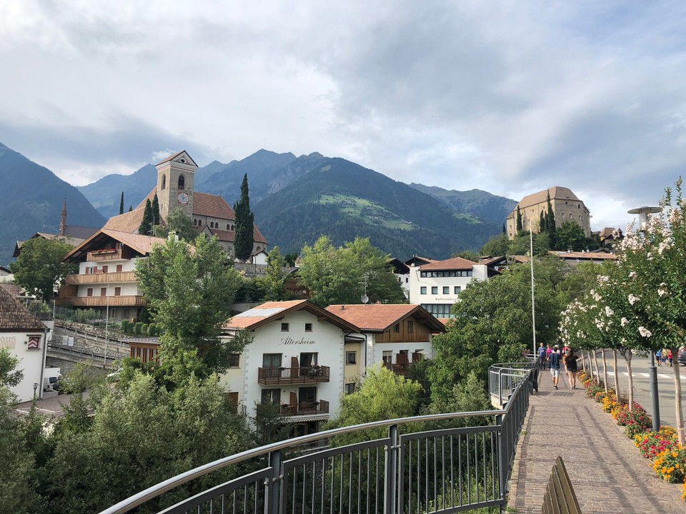 Italien - Schenna - Kirche (links) und Schloss Schenna (rechts) im Bild