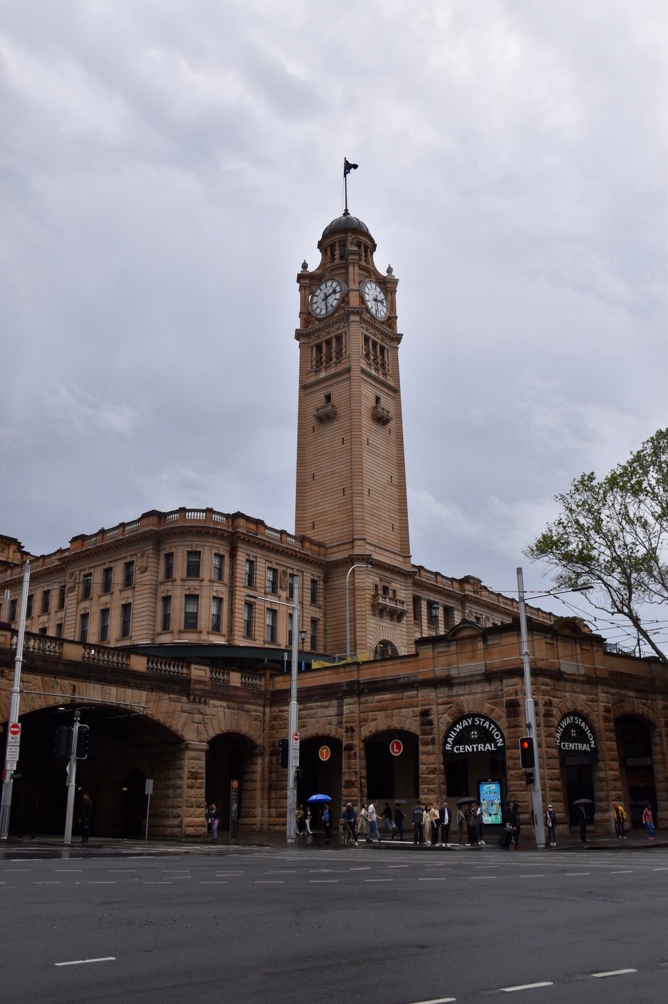 Australien - Elizabeth Bay - Vorbei an der Central Railway Station, geht es in Richtung Hafen. Wir müssen ja noch zwei Anfragen beantworten…