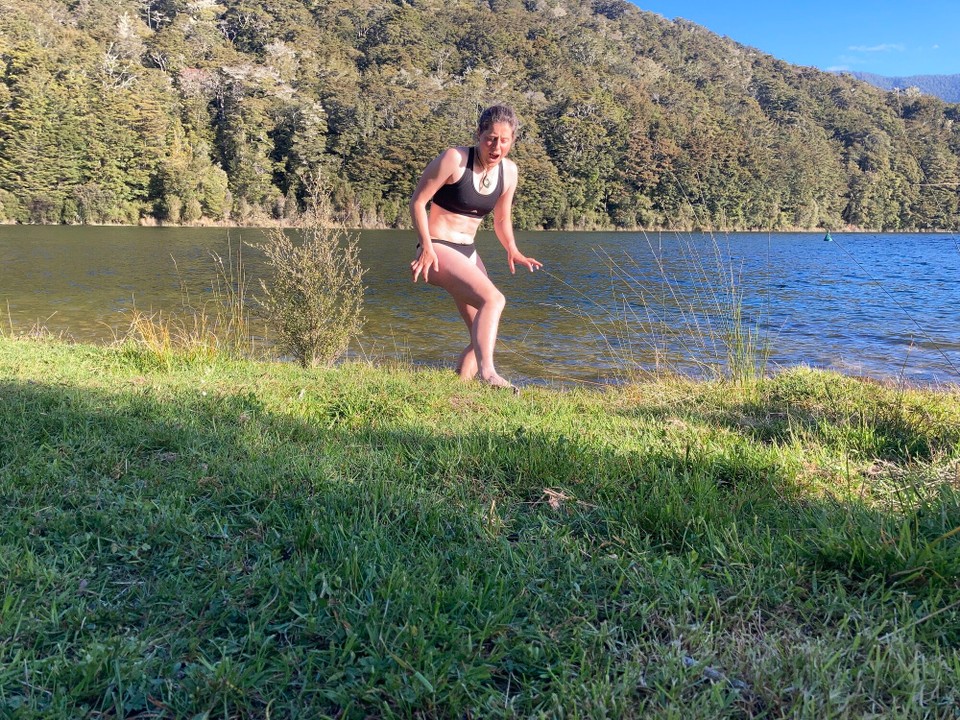 Neuseeland - Fiordland National Park - Das Wasser ist doch ganz schön kalt, aber es tat so gut - einmal unter Wasser lang machen und schnell wieder raus 😂