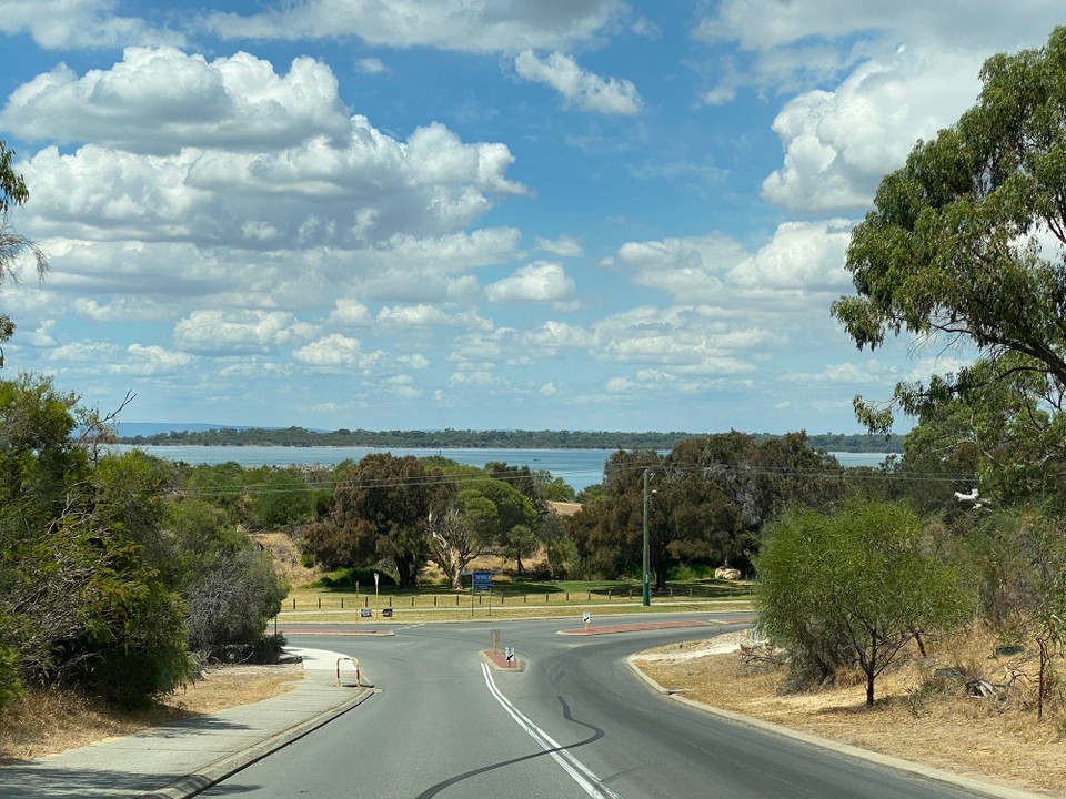 Australien - Naturaliste - Nach einer Woche bei Pierre und Ely, ziehen wir weiter südwärts.
Machen zu Beginn unserer Weiterreise einen kurzen Besuch bei Thuri und Silvia in Armadale.
Dann hier, kurz nach Mandurah, machen wir zum Lunch einen Halt an einem Binnensee