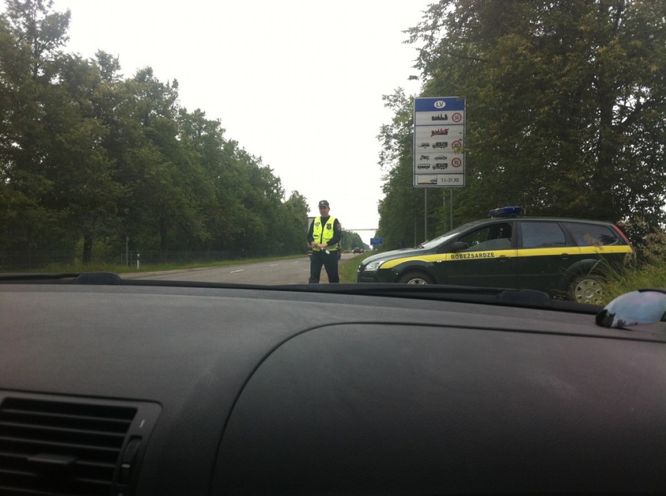 Latvia - Riga - Grenze nach Lettland: Gleich mal Papiere vorzeigen dürfen,...