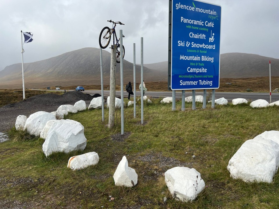 Vereinigtes Königreich - Ballachulish - Crossing A82 = sehr lebhafte Straße. Unterführung = Fehlanzeige! 