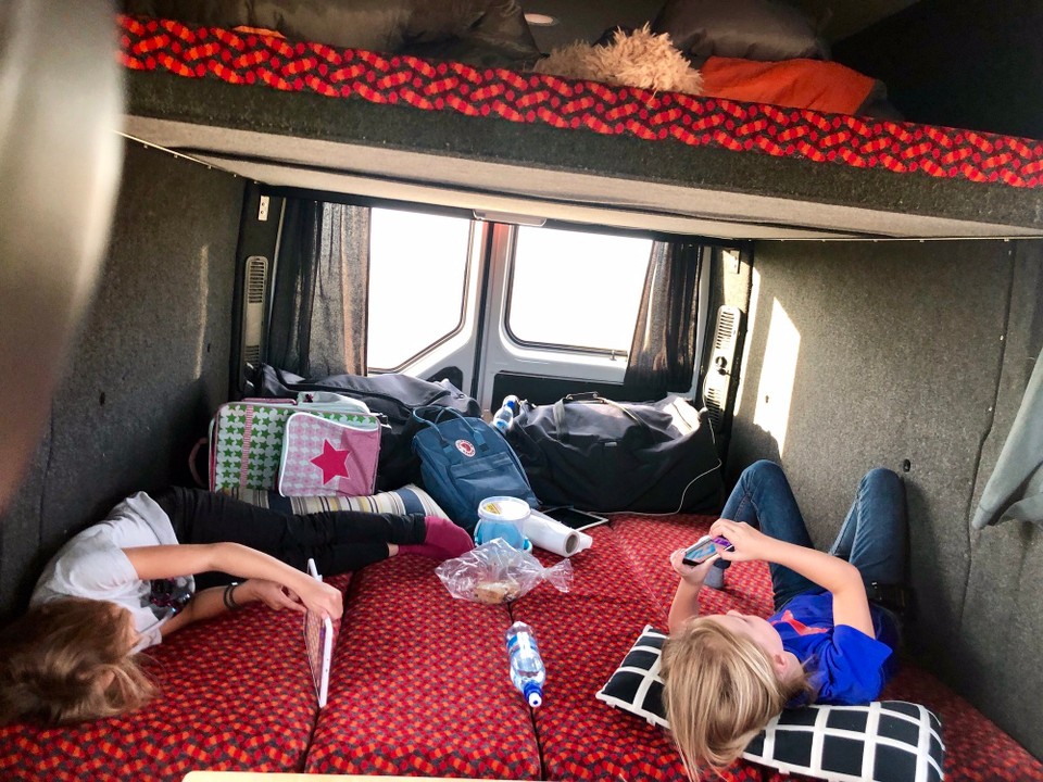 Island - Akrahreppur - Im Party-Camper wird es langsam ruhig. Mittlerweile sind wir dazu übergegangen, dass die Kids sich nur noch anschnallen müssen, ihr Bett jedoch auch bei for der Fahrt behalten dürfen😂👍
