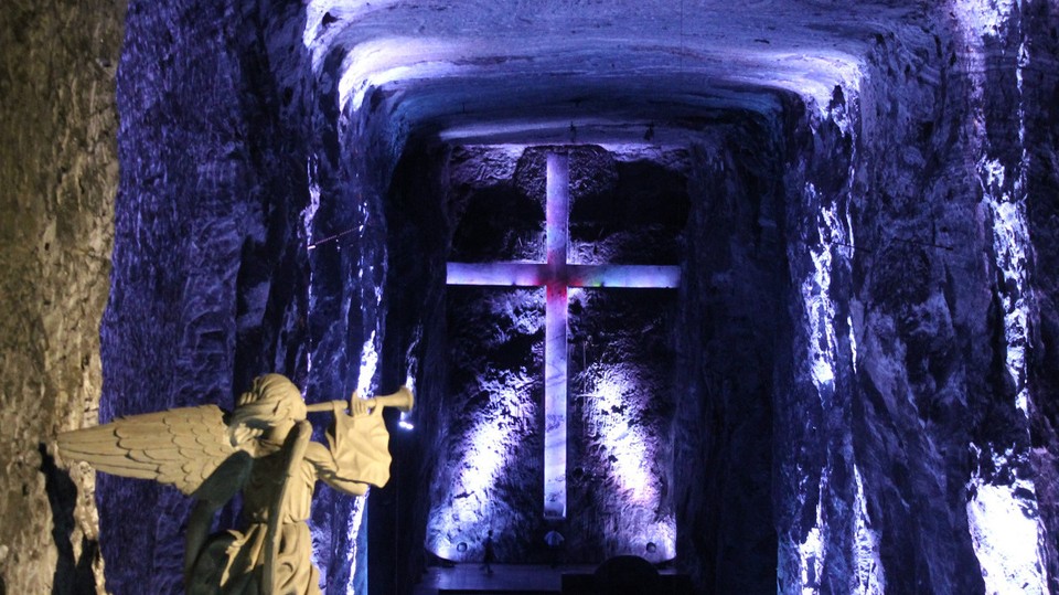 Colombia - Zipaquirá - Das Kreuz von der Empore aus