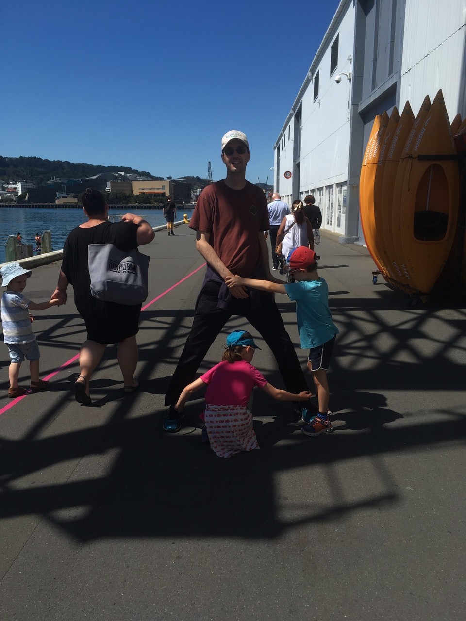 Neuseeland - Wellington - Ich und mein Bruder haben die Schnürsenkel meines Vaters zusammen gebunden.