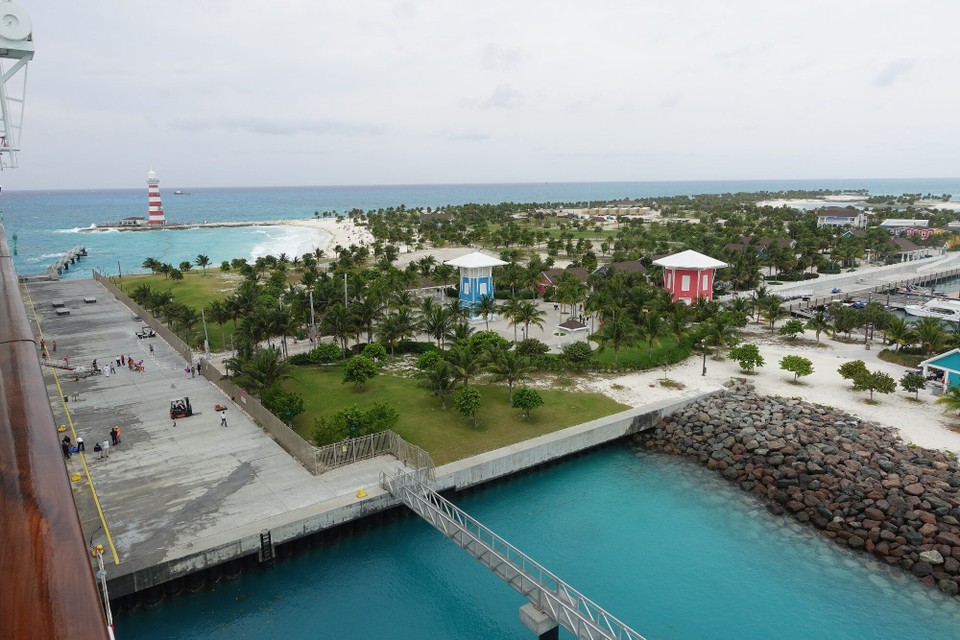 Bahamas - Ocean Cay – MSC Marine Reserve - links vum SCheff