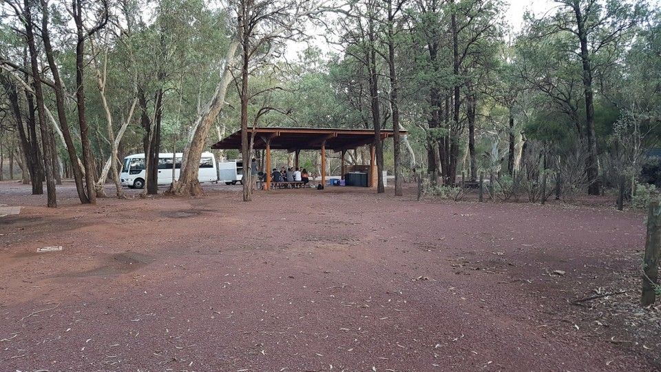 Australien - Via Hawker - BBQ mit Burgern im Freien.