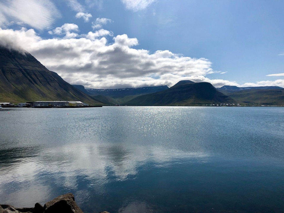 Island - Ísafjörður - Nun sind wir in Ísafjörður angekommen... Blick zurück... Da hinten liegt der Reitstall. Von da kommen wir...