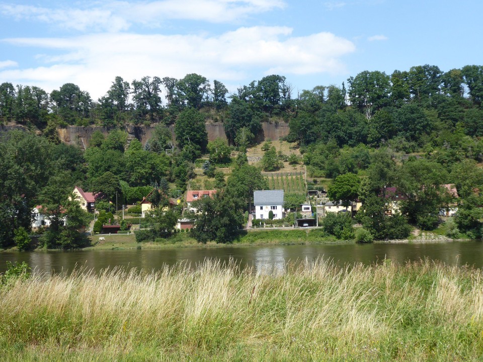 Deutschland - Bad Schandau - Mittags ging dann die Tour richtig los und es sollte spektakulär werden. Die ersten Felsen tauchten auf. Und es dauerte nicht lange und dann dieses........