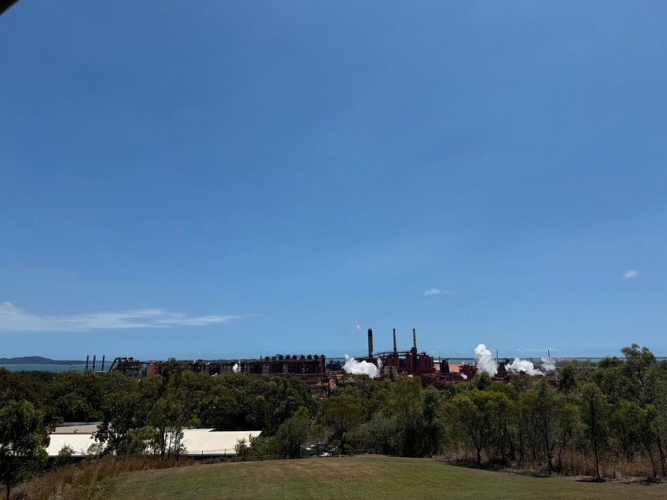 Australien - New Auckland - In dera Aluminiumraffinerie würd Aluminiumoxid hergstellt. Pro Johr werden do 8,8 Milliona tonna Bauxiterz verarbeitet. Ds Erz würd inera Mina z Nordqueensland abboua und ufm Seewäg 2000km richtig Süda transportiert.