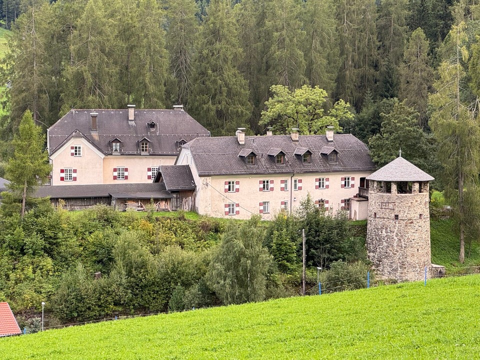 Österreich - Trins - Schloss Schneeberg, aber nur von Weitem. 
