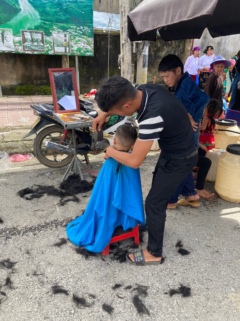 Vietnam - Meo Vac - Sonntagshaarschnitt