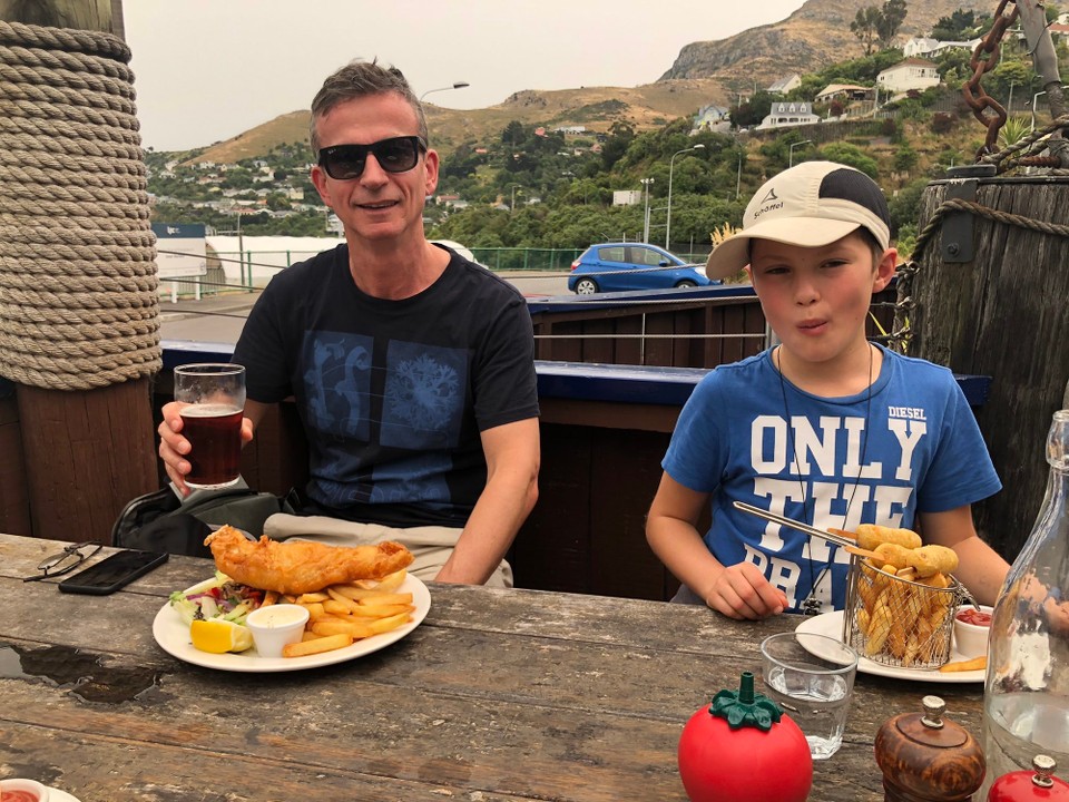 Neuseeland - Lyttelton - Beat gönnte sich einen „leichten“ Fish-and-chips-lunch dazu ein Monteiths classic. Ein sehr feines Bier. 