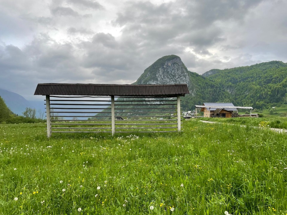 Slowenien - Bled - Kozolci - Holzgestell zum trocknen von Heu 