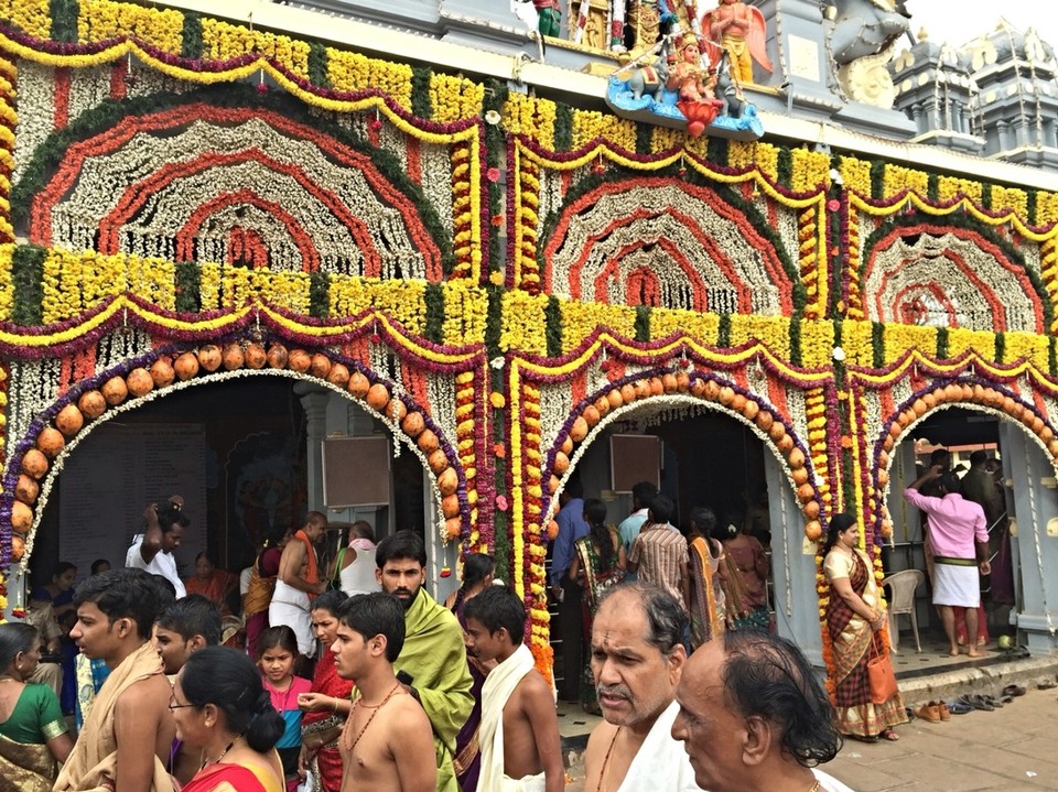 Indien - Udupi - Udupi. Im Krishna-Tempelkomplex. Heute wurde das neue Oberhaupt vereidigt. Entsprechen voll die Tempel, die Stadt, die Hotels.