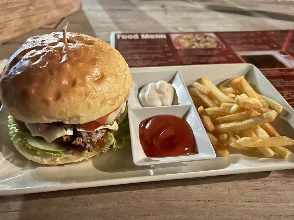 Indonesien - Kabupaten Lombok Utara - Double Cheeseburger 🍔🍟
