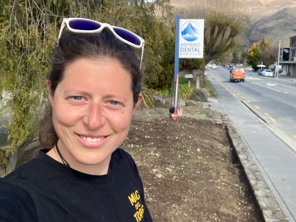 Neuseeland - Wanaka - Mal wieder was zu tun 🤓 Erde schaufeln, Blumenwurzeln ausgraben und alles bisschen glatt machen