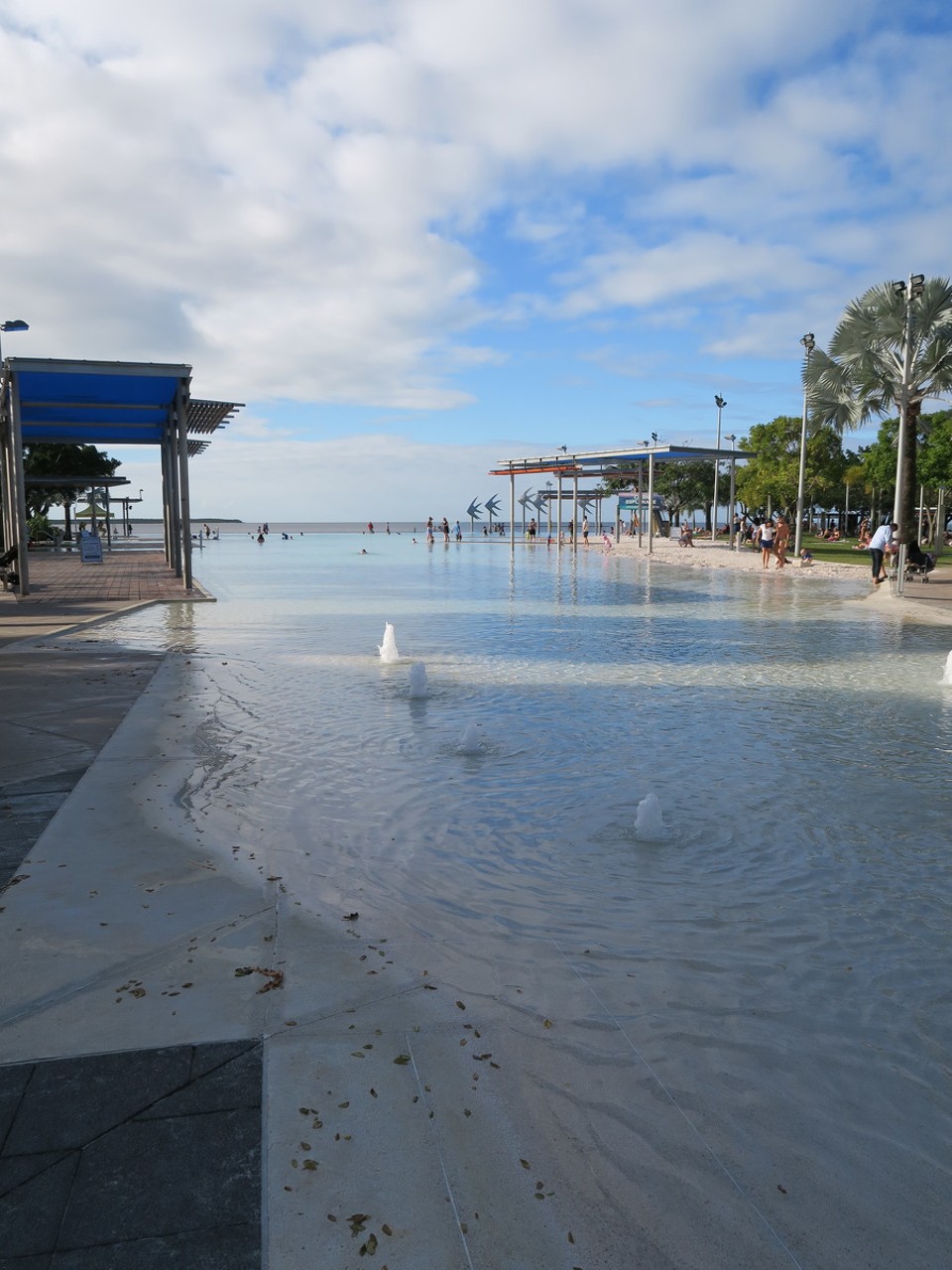 Australia - Cairns City - Cairns et son lagon artificiel, pas de plage a cairns, que de la mangrove