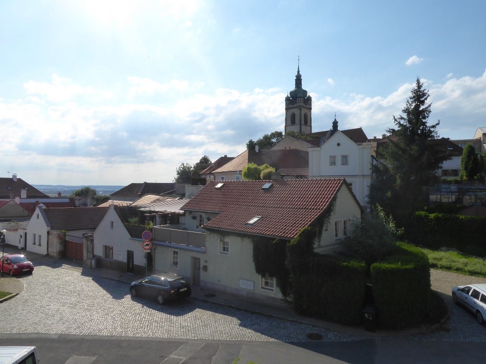 Tschechien - Mělník - Und, ja, die Stadt liegt auch da oben, wo das Schloss liegt. Wie gut, dass ich gestern bergauf fahren geübt habe. Über den Rückweg sprechen wir morgen. Dies ist übrigens der Blick aus meinem Hotelfenster ♥️.