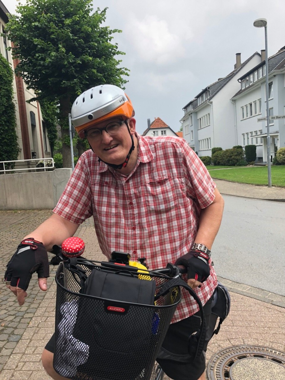 Deutschland - Bochum - Der komische Helm kann Fotos machen. Hört sich gut an, ist es aber nicht. Die Fotoqualität ist zu schlecht für Tripmii und wird schnell wieder in die zurück nach Hause Akte gepackt. Schade, hörte sich vielversprechend an. 🙄