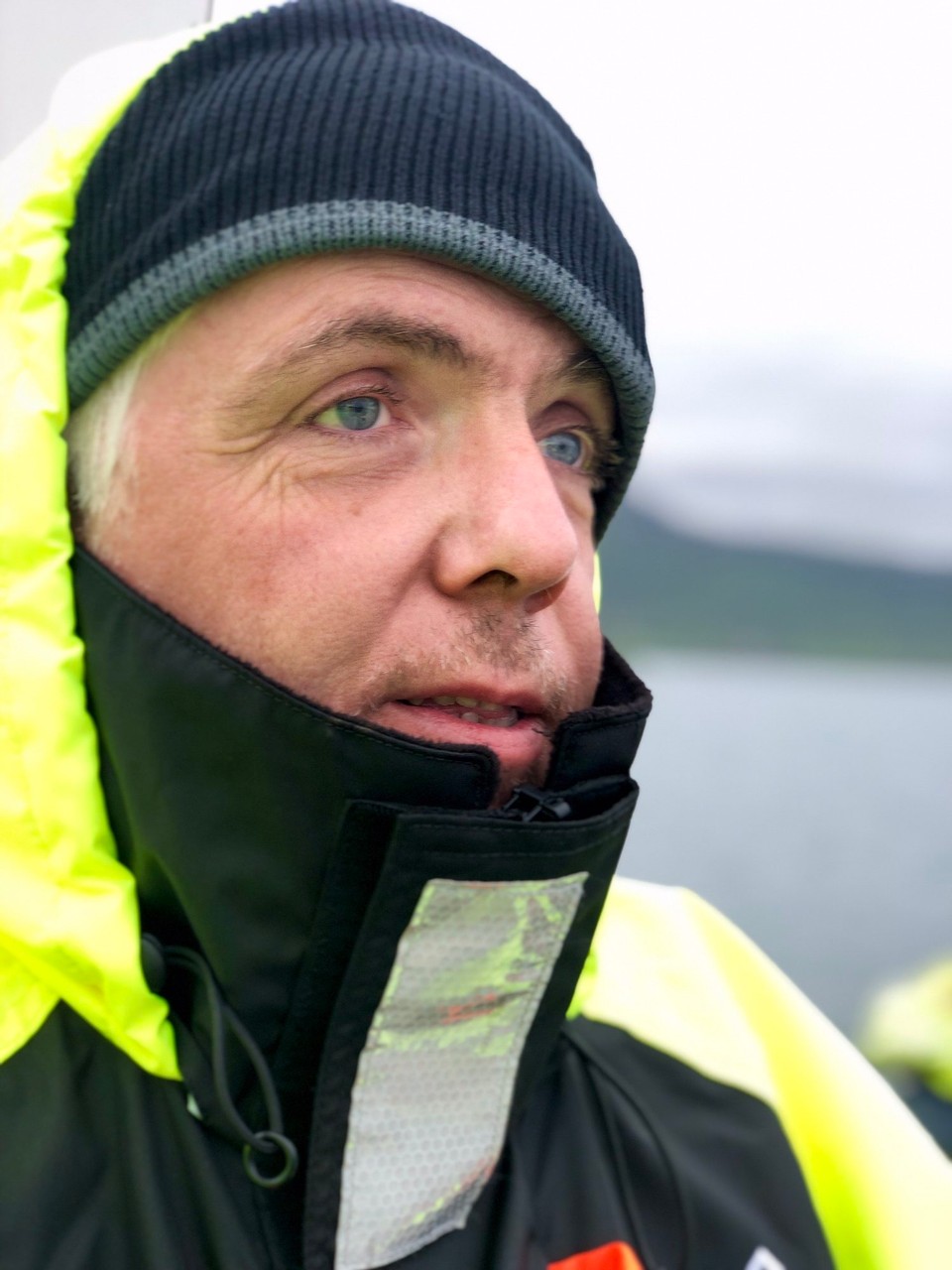 Island -  - Wir sind fasziniert... und es ist auch sehr aufregend, weil der Wal offensichtlich sehr nah am Ufer schwimmt, was ungewöhnlich ist und auch einmal direkt unter unserem Schiff Lang geschwommen zu sein scheint...😮